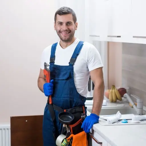 Encanador profissional da Manutenções Rápidas realizando reparo hidráulico.