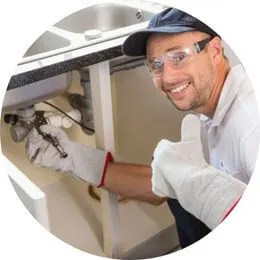 Encanador 24hs em São Bernardo do Campo realizando atendimento emergencial com chegada rápida e garantia