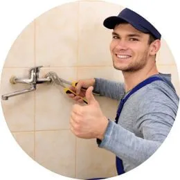 Encanador plantão em São Bernardo do Campo realizando atendimento emergencial