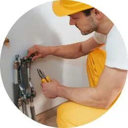 Encanador para condomínio São Bernardo do Campo atendimento profissional com garantia Encanador para condomínio São Bernardo do Campo realizando manutenção hidráulica