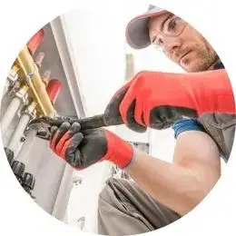 Encanador industrial em São Bernardo do Campo realizando manutenção hidráulica em indústria com ferramentas profissionais.